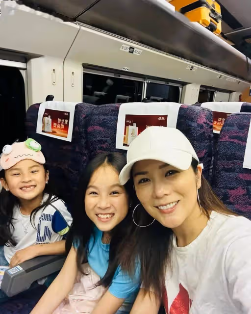 TVB前女星帶兩女兒赴內地！自稱首次做高鐵！網友大讚似三姐妹