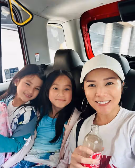 TVB前女星帶兩女兒赴內地！自稱首次做高鐵！網友大讚似三姐妹
