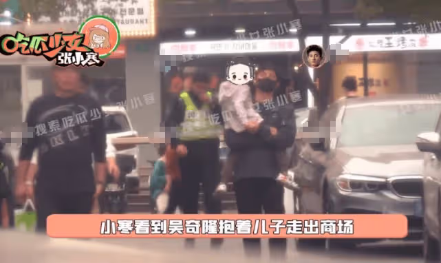 53歲吳奇隆抱娃逛商場，5歲步步活潑好動，極力掙脫爸爸懷抱
