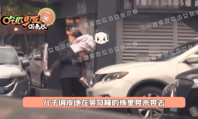 53歲吳奇隆抱娃逛商場，5歲步步活潑好動，極力掙脫爸爸懷抱