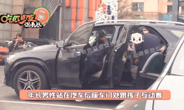 53歲吳奇隆抱娃逛商場，5歲步步活潑好動，極力掙脫爸爸懷抱