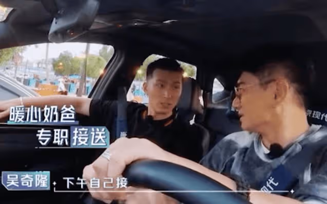 53歲吳奇隆抱娃逛商場，5歲步步活潑好動，極力掙脫爸爸懷抱