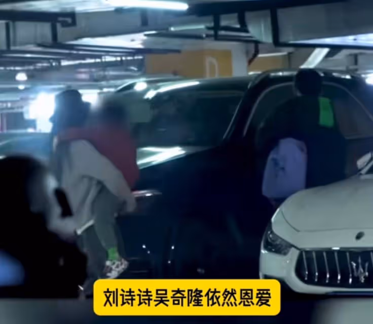 53歲吳奇隆抱娃逛商場，5歲步步活潑好動，極力掙脫爸爸懷抱