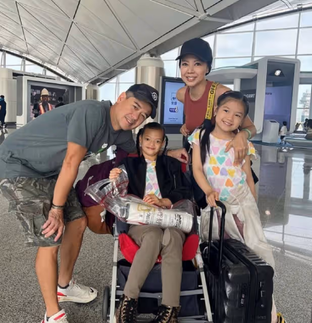 香港女星帶患基因病女兒旅遊,13歲仍無法走路,被斷言活不過2歲