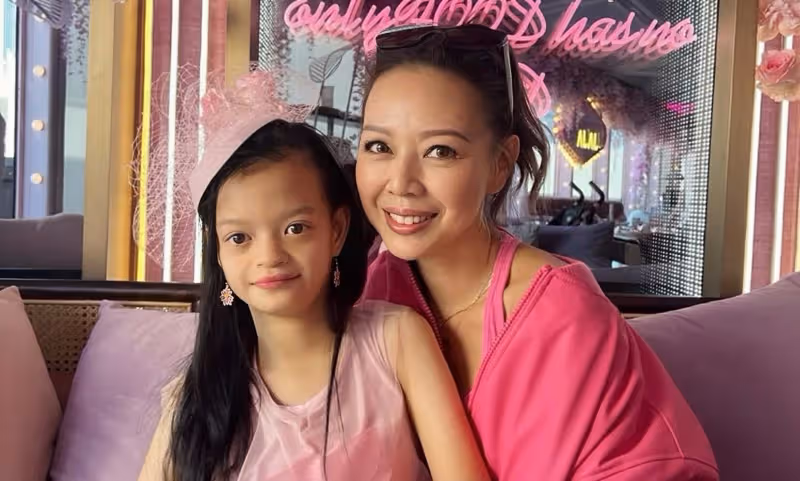 香港女星帶患基因病女兒旅遊,13歲仍無法走路,被斷言活不過2歲