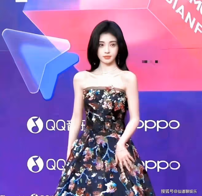 音樂盛典紅毯:鞠婧禕美翻全場,吉克雋逸像蜘蛛精,Ella的臉咋了