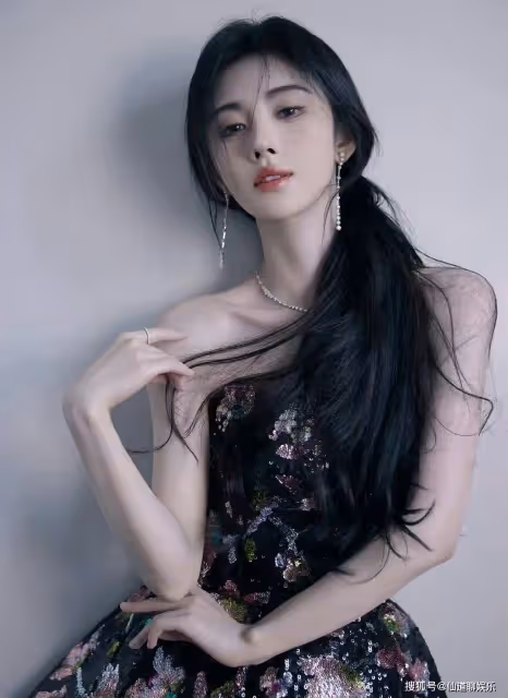 音樂盛典紅毯:鞠婧禕美翻全場,吉克雋逸像蜘蛛精,Ella的臉咋了