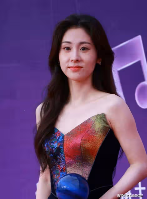 音樂盛典紅毯：鞠婧禕美翻全場，吉克雋逸像蜘蛛精，Ella的臉咋了