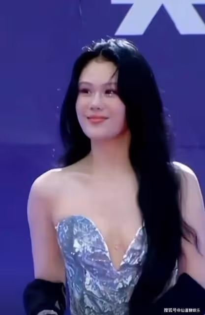 音樂盛典紅毯：鞠婧禕美翻全場，吉克雋逸像蜘蛛精，Ella的臉咋了