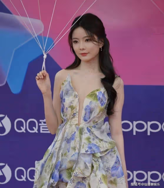 音樂盛典紅毯：鞠婧禕美翻全場，吉克雋逸像蜘蛛精，Ella的臉咋了