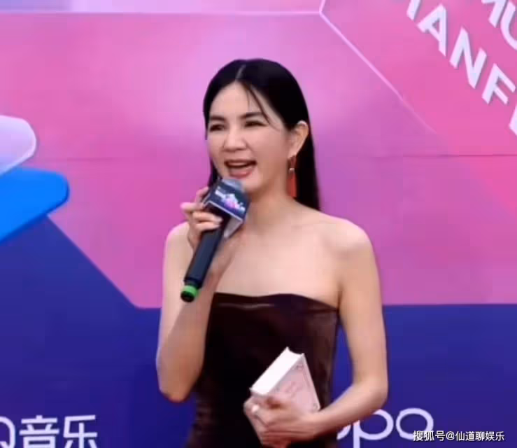音樂盛典紅毯：鞠婧禕美翻全場，吉克雋逸像蜘蛛精，Ella的臉咋了