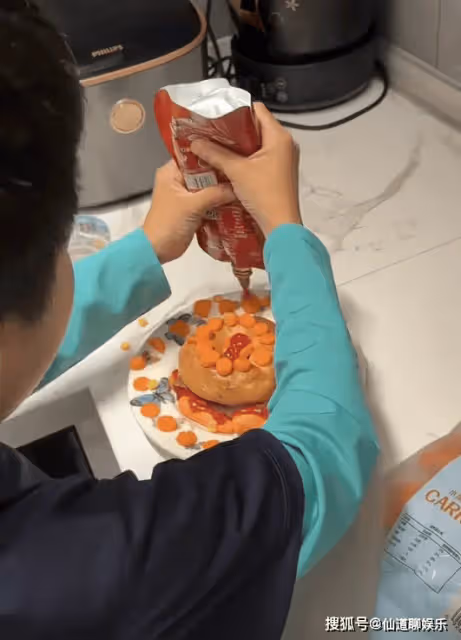 李思思曬大兒子做晚餐,元寶皮膚黝黑臉上有痣,嘴巴暴露爸爸長相