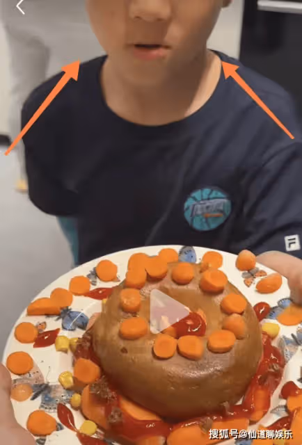 李思思曬大兒子做晚餐,元寶皮膚黝黑臉上有痣,嘴巴暴露爸爸長相
