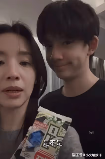 董潔吃兒子零食,頂頂穿秋衣秋褲不讓拍,摟著媽媽脖子撒嬌超幸福
