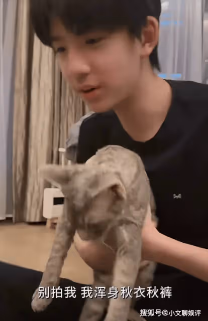 董潔吃兒子零食,頂頂穿秋衣秋褲不讓拍,摟著媽媽脖子撒嬌超幸福