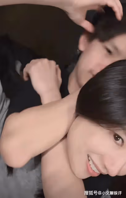 董潔吃兒子零食,頂頂穿秋衣秋褲不讓拍,摟著媽媽脖子撒嬌超幸福