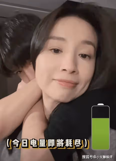 董潔吃兒子零食,頂頂穿秋衣秋褲不讓拍,摟著媽媽脖子撒嬌超幸福
