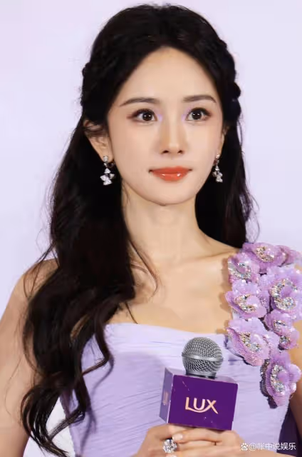 楊冪丁香花美圖又出圈,被質疑過多營銷美貌!網友:應專注演技