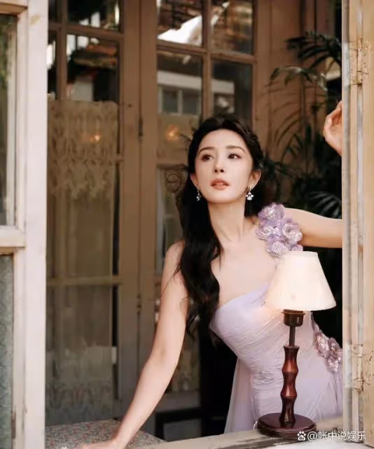 楊冪丁香花美圖又出圈,被質疑過多營銷美貌!網友:應專注演技