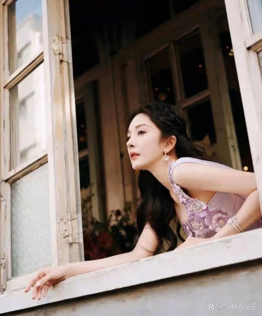 楊冪丁香花美圖又出圈,被質疑過多營銷美貌!網友:應專注演技