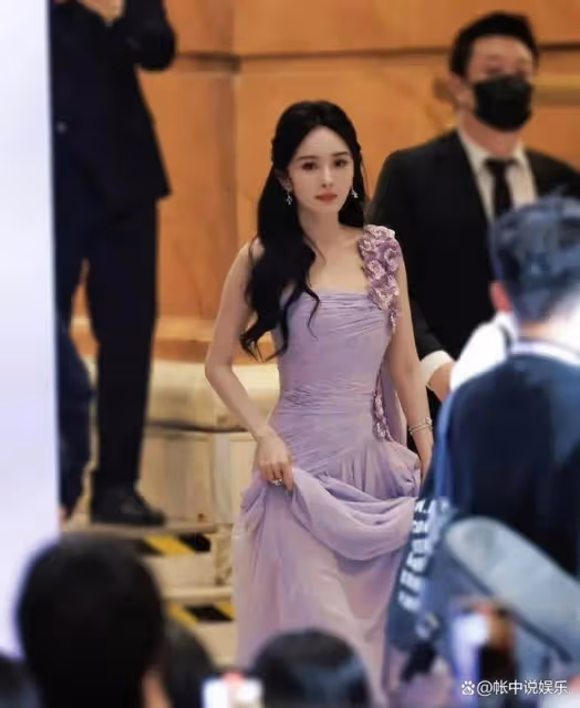 楊冪丁香花美圖又出圈,被質疑過多營銷美貌!網友:應專注演技