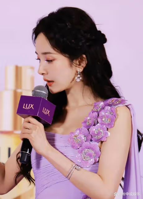 楊冪丁香花美圖又出圈，被質疑過多營銷美貌！網友：應專注演技