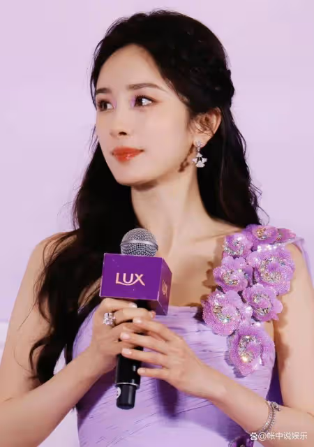 楊冪丁香花美圖又出圈，被質疑過多營銷美貌！網友：應專注演技