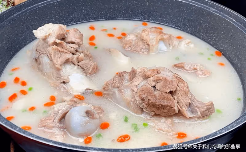 燉骨頭湯時,牢記只用2種調料,骨湯濃白鮮香無腥味,3碗不夠喝