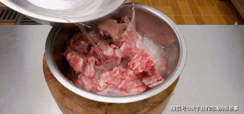 燉骨頭湯時,牢記只用2種調料,骨湯濃白鮮香無腥味,3碗不夠喝
