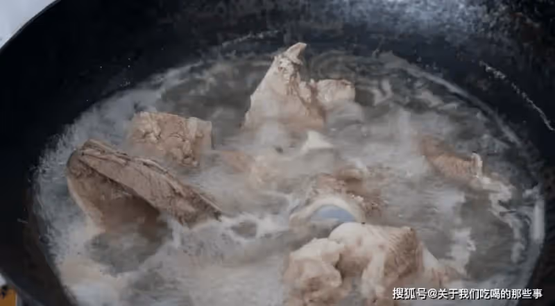 燉骨頭湯時,牢記只用2種調料,骨湯濃白鮮香無腥味,3碗不夠喝