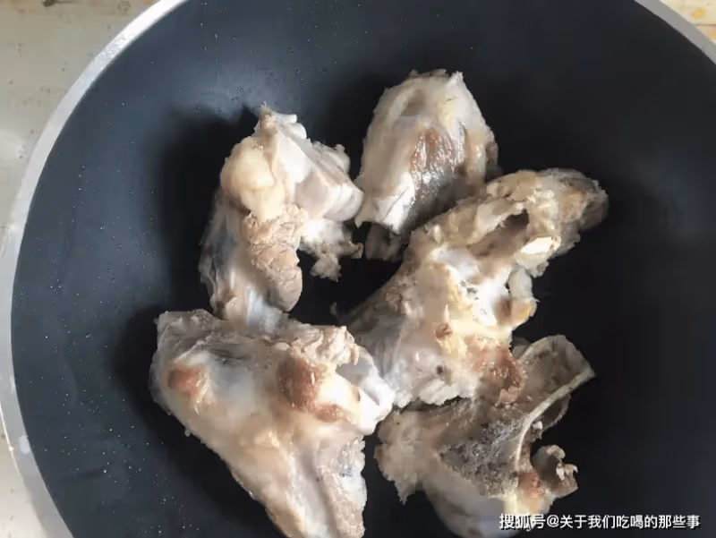 燉骨頭湯時,牢記只用2種調料,骨湯濃白鮮香無腥味,3碗不夠喝