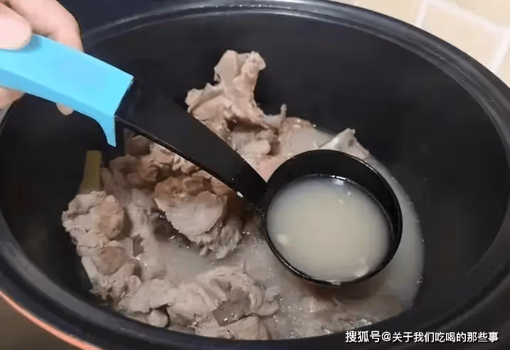 燉骨頭湯時,牢記只用2種調料,骨湯濃白鮮香無腥味,3碗不夠喝