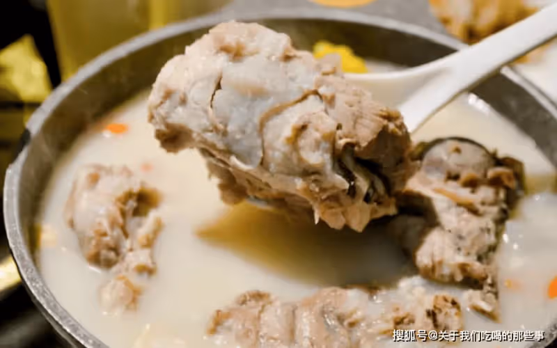 燉骨頭湯時,牢記只用2種調料,骨湯濃白鮮香無腥味,3碗不夠喝