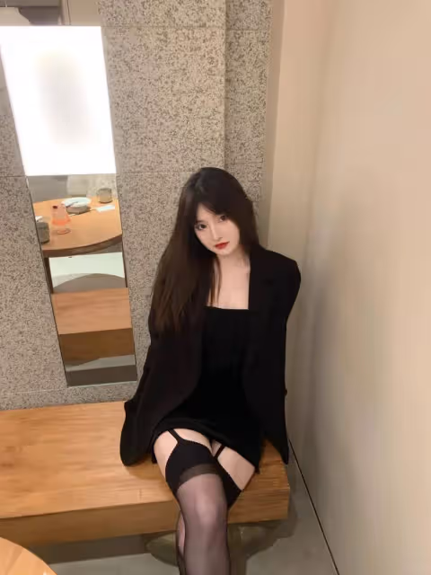 只因那一雙黑絲過膝襪,美腿如詩如畫!