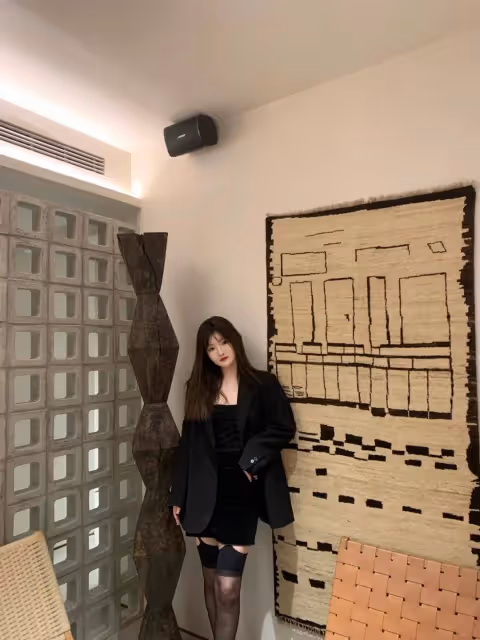 只因那一雙黑絲過膝襪,美腿如詩如畫!
