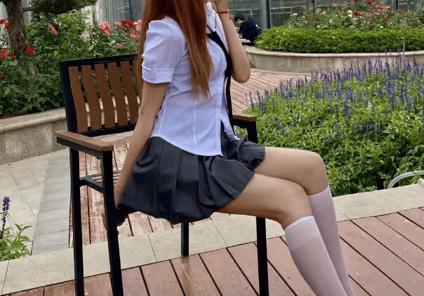 JK制服VS緊身連衣裙:探討魅力較量,究竟誰更迷人?