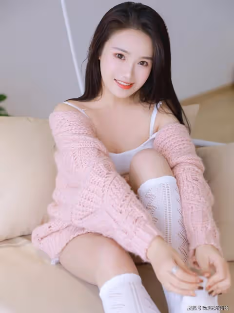 20歲甜妹居家穿搭:白色弔帶上衣搭配粉色針織衫 簡直美到哭