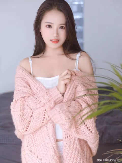 20歲甜妹居家穿搭:白色弔帶上衣搭配粉色針織衫 簡直美到哭