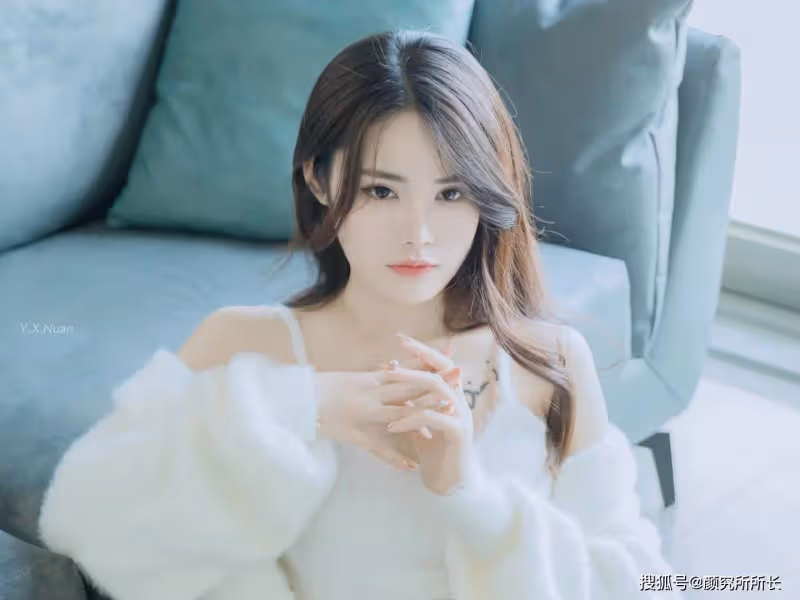 20歲白嫩尤物居家穿搭:白色弔帶背心搭配白色短褲和白襪 女神氣質絕佳
