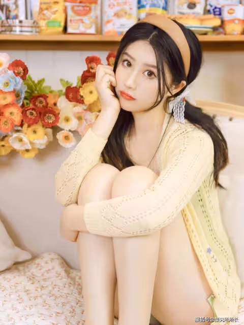 19歲甜妹居家穿搭:淡黃色長袖搭配綠色抹胸包臀裙 小清新感十足