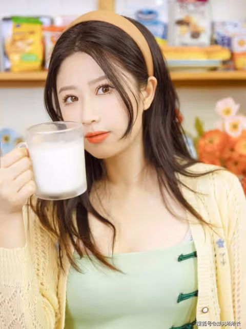 19歲甜妹居家穿搭:淡黃色長袖搭配綠色抹胸包臀裙 小清新感十足
