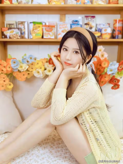 19歲甜妹居家穿搭：淡黃色長袖搭配綠色抹胸包臀裙 小清新感十足