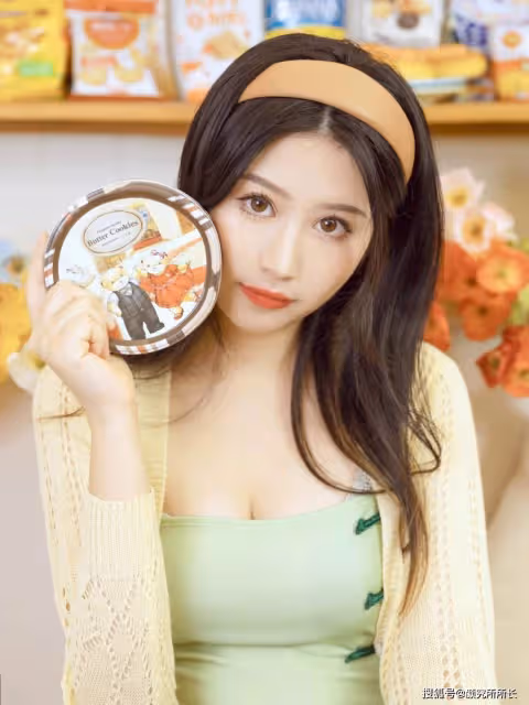 19歲甜妹居家穿搭：淡黃色長袖搭配綠色抹胸包臀裙 小清新感十足