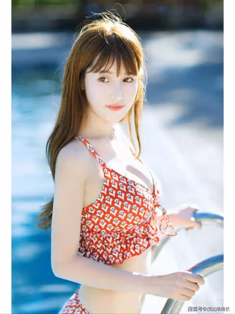 36D極品尤物泳池派對穿搭:紅色印花弔帶比基尼 盡顯夏日時尚風情