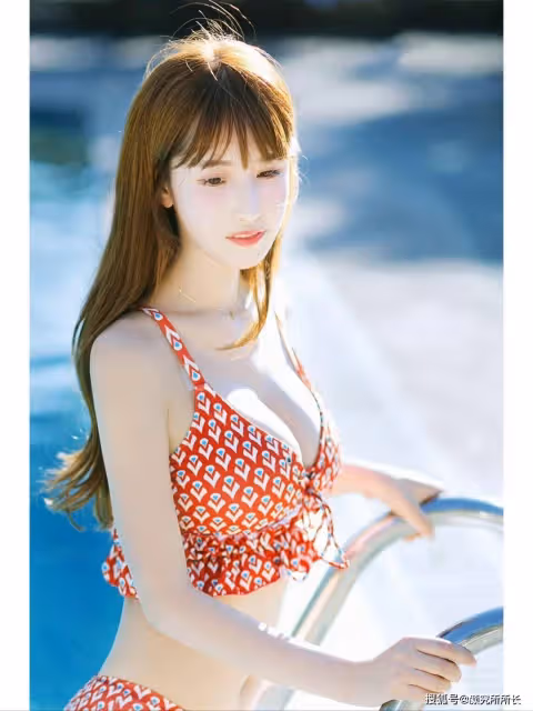 36D極品尤物泳池派對穿搭:紅色印花弔帶比基尼 盡顯夏日時尚風情