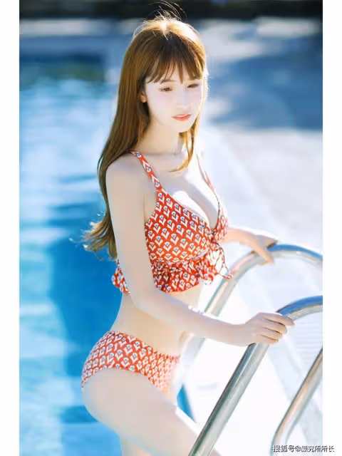 36D極品尤物泳池派對穿搭：紅色印花弔帶比基尼 盡顯夏日時尚風情