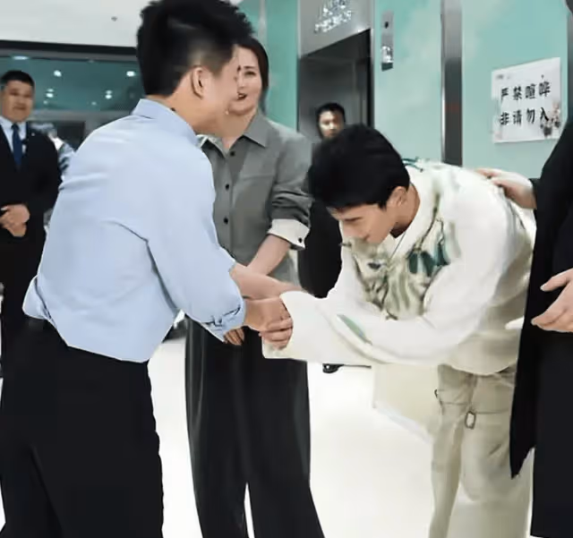 董宇輝自曝想為陳建斌蔣勤勤的新電影包場但是被拒絕,原因超好笑