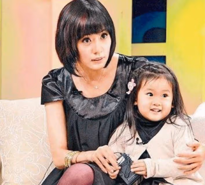 都說賈靜雯兩個小女兒長得美,梧桐妹近照曝光,她也終於顏值逆襲