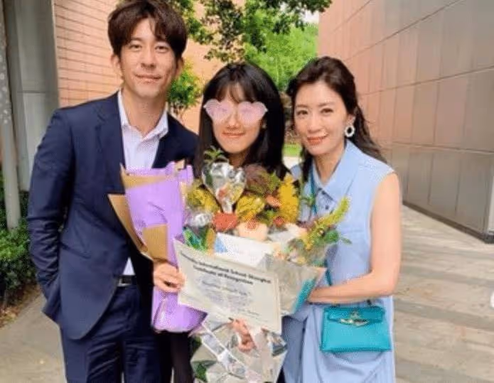 都說賈靜雯兩個小女兒長得美,梧桐妹近照曝光,她也終於顏值逆襲
