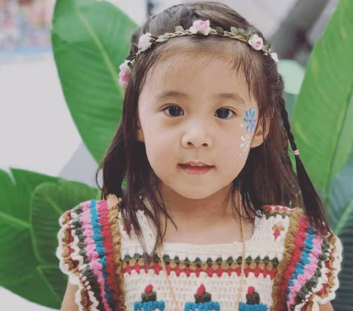 都說賈靜雯兩個小女兒長得美,梧桐妹近照曝光,她也終於顏值逆襲